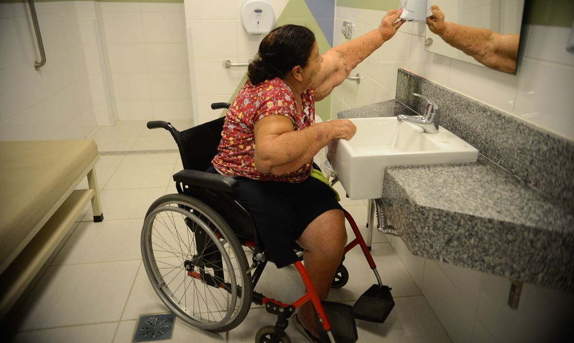 Rio de Janeiro - O Instituto Nacional de Traumatologia e Ortopedia(Into) cria apartamento funcional piloto para acelerar a recuperação de pacientes submetidos a cirurgias. No local os pacientes reaprendem tarefas corriqueiras. Na  foto a