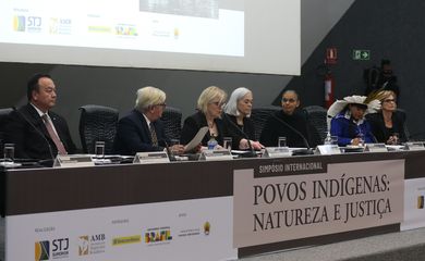 Brasília (DF). 17/04/2023 – Simpósio internacional Povos Indígenas: Natureza e Justiça, participam  ministra e presidente do Supremo Tribunal Federal (STF), Rosa Maria Pires Weber, a  presidente do STJ, ministra Maria Thereza de Assis Moura, a ministra do Meio Ambiente e Mudança do Clima, Marina Silva, e a ministra dos Povos Indígenas, Sônia Guajajara. Foto Valter Campanato/Agência Brasil.


