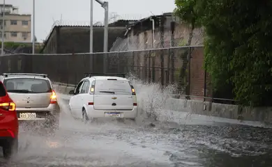 Rio de Janeiro (RJ) 29/01/2025  Chegada de chuvas faz Defesa Civil enviar alerta extremo na cidade pela primeira vez. Motoristas dirigem sob chuva na Linha Amarela. Foto: Fernando Frazo/Agncia Brasil