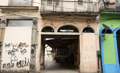 Rio de Janeiro (RJ), 14/10/2025 – Fachada da casa onde morou Machado de Assis, que virou estacionamento, no centro do Rio de Janeiro. Foto: Tomaz Silva/Agência Brasil