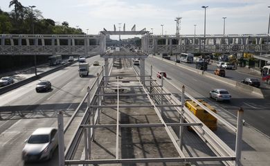 Obras de futura estação do BRT Transbrasil, na Avenida Brasil, altura de Manguinhos, no Rio de Janeiro.