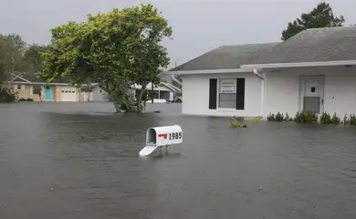 Enchente em South Daytona, Flórida
 11/10/2024    Nadia Zomorodian/News-Journal/USA Today Network via REUTERS