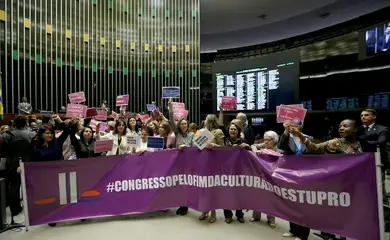 Brasília - Bancada feminina  participa de ato no Plenário do Congresso Nacional contra a cultura do estupro  (Wilson Dias/Agência Brasil)
