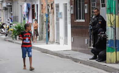 Rio de Janeiro - Na tarde de hoje (25), o Exército chegou ao 22º Batalhão da Polícia Militar, na favela Nova Holanda, no conjunto de favelas da Maré, zona norte da capital fluminense (Tomaz Silva/Agência Brasil)
