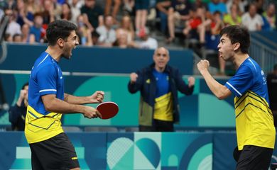 Guilherme teodoro e vitor ishi comemoram classificação às quartas de final ^masculinas da competição por equipes do tênis de mesa em Paris 2024 - em 05/8/2024