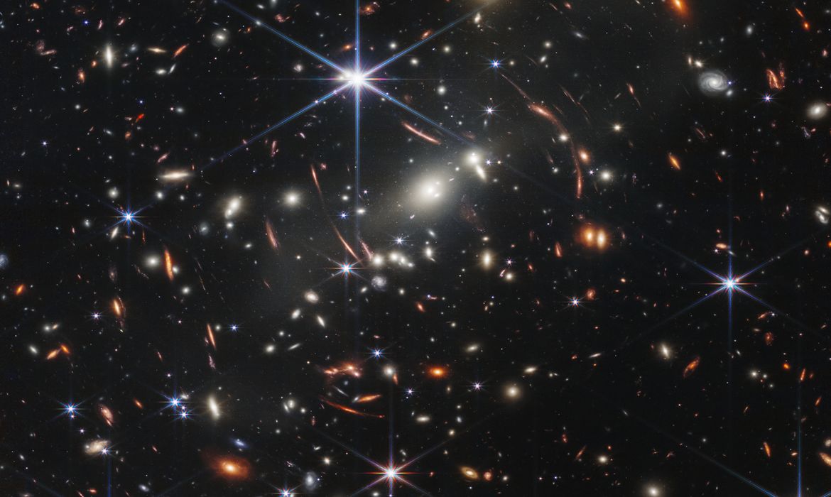 ''Este é um dia histórico'',  disse o presidente dos EUA Joe Biden, ao mostrar a primeira imagem colorida do momento mais profundo do Universo: um aglomerado de galáxias conhecido como SMACS 0723, há 4,6 bilhões de anos
