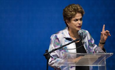 Brasília - A presidenta Dilma Rousseff participa da 15ª Conferência Nacional de Saúde, no Centro de Convenções Ulysses Guimarães (Marcelo Camargo/Agência Brasil)