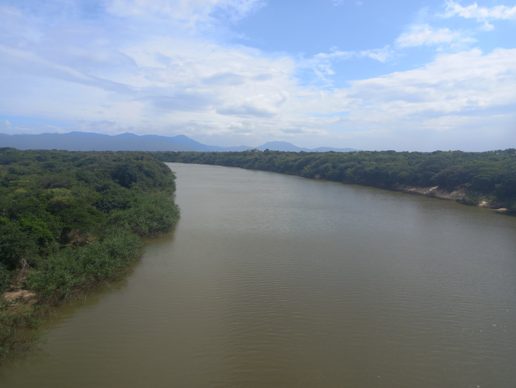 Rio Tacutu divide as cidades de Bonfim, no Brasil, e Lethem, na Guiana