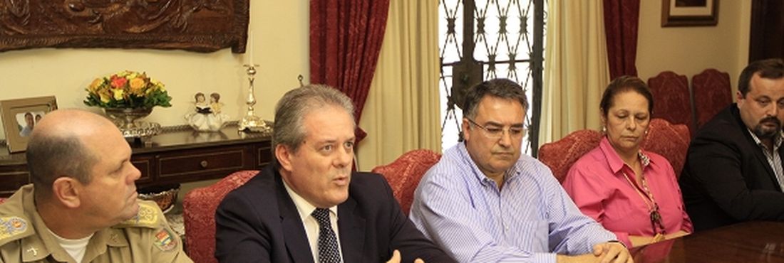 Após reunião com empresários dos transportes, o governador de Santa Catarina anunciou durante coletiva de imprensa escolta aos veículos em regiões atacadas