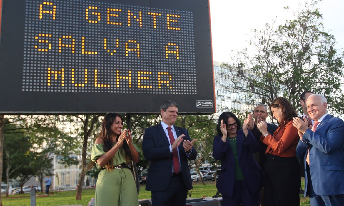 Os ministros da Infraestrutura, Tarcísio de Freitas, e da Mulher, da Família e dos Direitos Humanos, Damares Alves, participam do lançamento da Campanha dos 16+5 dias de ativismo pelo fim da violência contra as mulheres