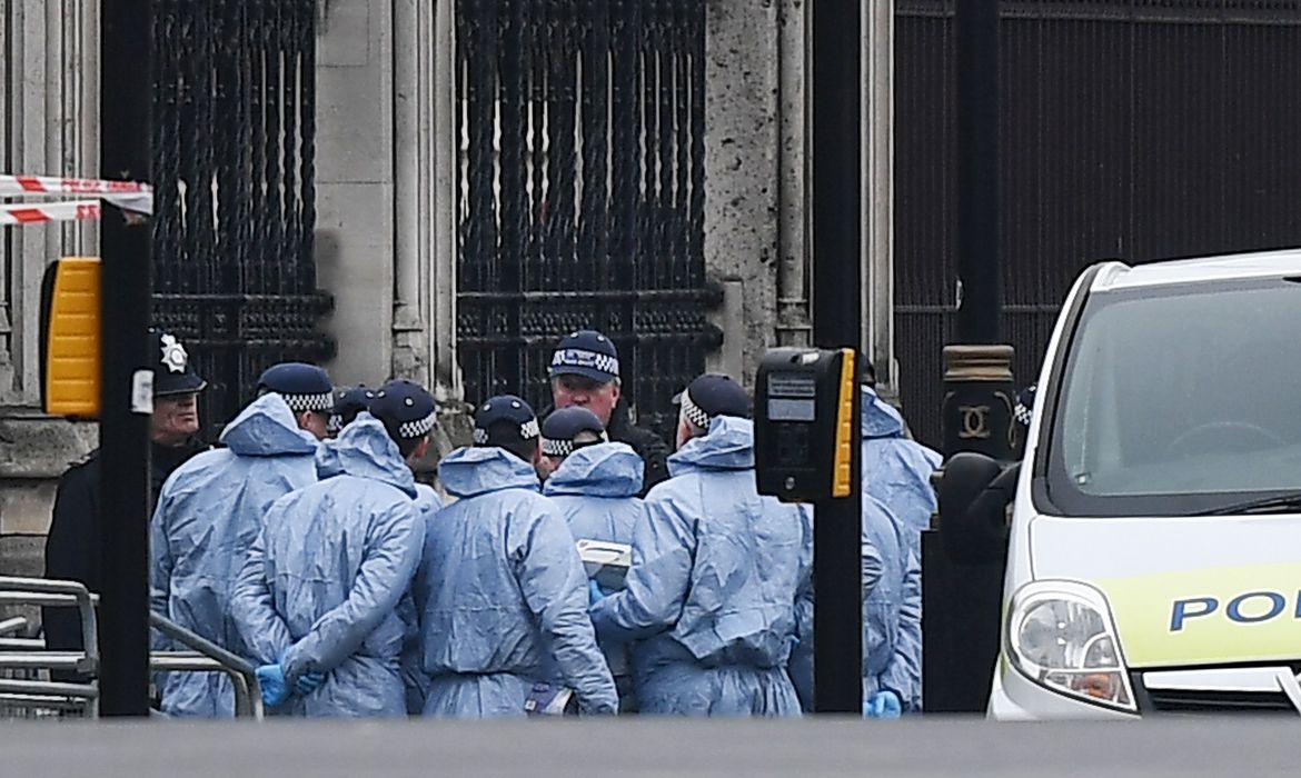 Londres - Polícia investigativa britânica, Scotland Yard, percorre o Parlamento britânico em busca de provas sobre o atentado em Londres