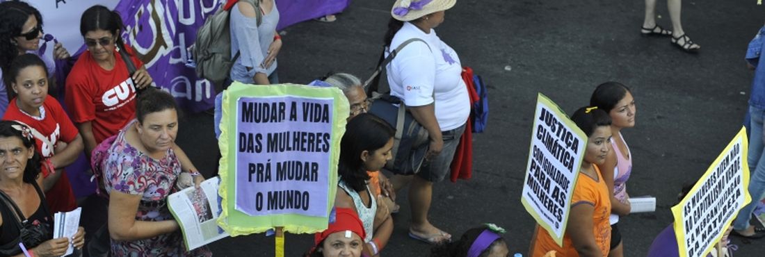 Mulheres de todo o país participam da Cúpula dos Povos, evento paralelo da Rio+20, e fazem protesto nas ruas da cidade
