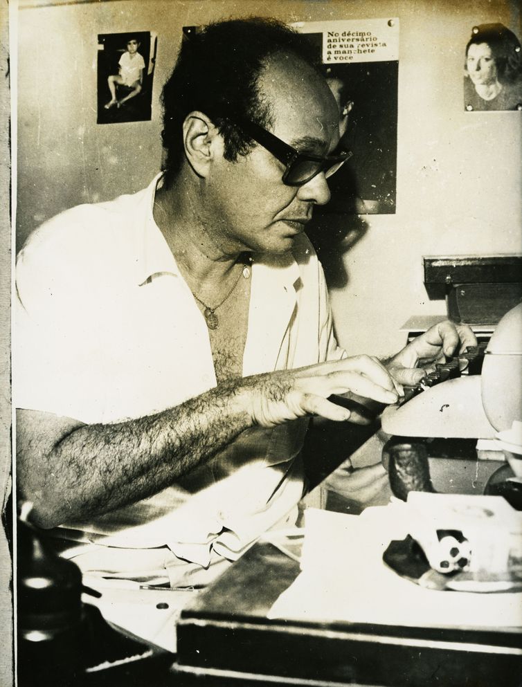 Antônio Maria na redação da revista Manchete, década de 1960.