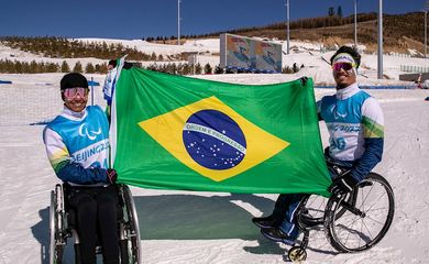 Aline Rocha e Cristian Ribera - porta-bandeiras - Paralimpíada de Inverno - Pequim 2022