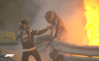Comissário de pista combate as chamas do carro de Romain Grosjean após acidente no GP do Barein 29/11/2020 