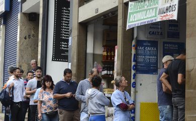 São Paulo - Fila na lotérica da rua Santo Antônio com a mega sena acumulada.