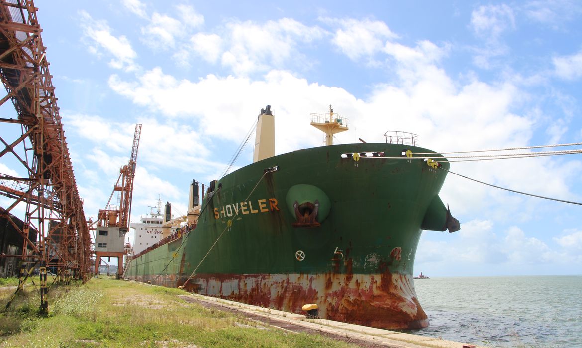 Com nove casos confirmados de coronavírus, cargueiro Shovler está de quarentena no Porto do Recife