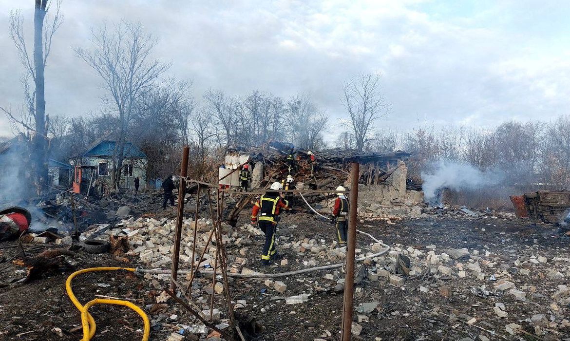 Socorristas trabalham em área de moradias bombardeada por ataques russos em Kiev, Ucrânia