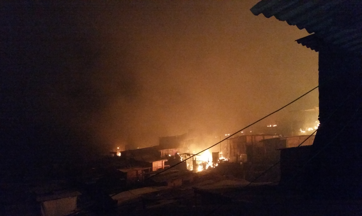 O incêndio destruiu muitas moradias na Ocupação Esperança, mas não há registro de vítimas entre os moradores