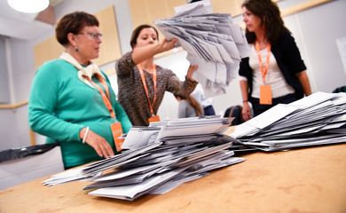 Electoral officials prepare to count ballots at a polling station in Malmo, Sweden September 9, 2018. TT News Agency/Johan Nilsson/via REUTERS      ATTENTION EDITORS - THIS IMAGE WAS PROVIDED BY A THIRD PARTY. SWEDEN OUT. NO COMMERCIAL OR