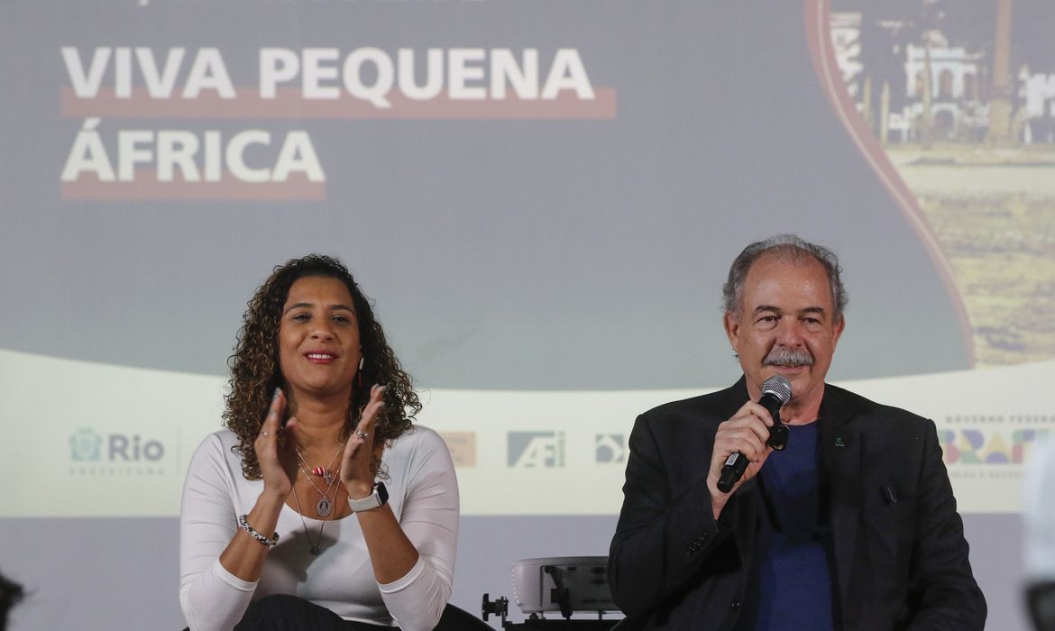  Rio de Janeiro (RJ), 28/07/2023 - A ministra da Igualdade Racial, Anielle Franco, e o presidente do Banco Nacional de Desenvolvimento Econômico e Social (BNDES), Aloizio Mercadante, no lançamento do edital Viva Pequena África, no Museu da História e da Cultura Afro-Brasileira (Muhcab). Foto: Fernando Frazão/Agência Brasil