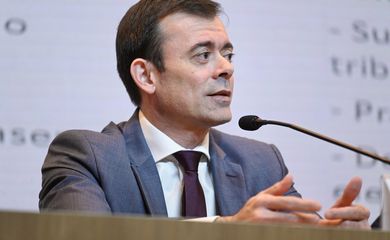 Brasília (DF), 13/05/2026 - Rogério Ceron, secretário-executivo do Ministério da Fazenda, fala durante coletiva para anunciar novas ações de enfrentamento aos efeitos da guerra sobre o setor de combustíveis no Brasil. Foto: Ricardo Botelho/MME