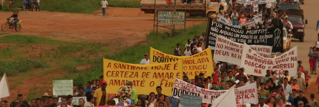 Funeral de Dorothy Stang Com 74 anos, Dorothy Stang foi assassinada por seu trabalho na defesa de agricultores extrativistas da Amazônia. Seu corpo foi velado na cidade de Anapu, onde trabalhou por mais de 30 anos