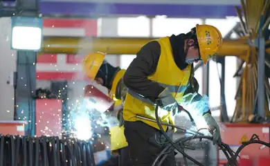 (250330) -- JIAMUSI, March 30, 2025 (Xinhua) -- A worker conducts welding operation at a steel processing factory for the capacity expansion project of the Jiamusi-Tongjiang Railway in northeast China's Heilongjiang Province, March 29, 2025. Recently, the Jiamusi-Tongjiang Railway in Heilongjiang has resumed its construction on capacity expansion upgrade.
   The capacity expansion project, spanning a total length of 258.25 kilometers, is expected to enhance the railway's train handling capacity by three times. Upon completion, the Jiamusi-Tongjiang Railway will further meet the needs of the China-Europe freight train services in Tongjiang Railway Port. (Xinhua/Wang Song)