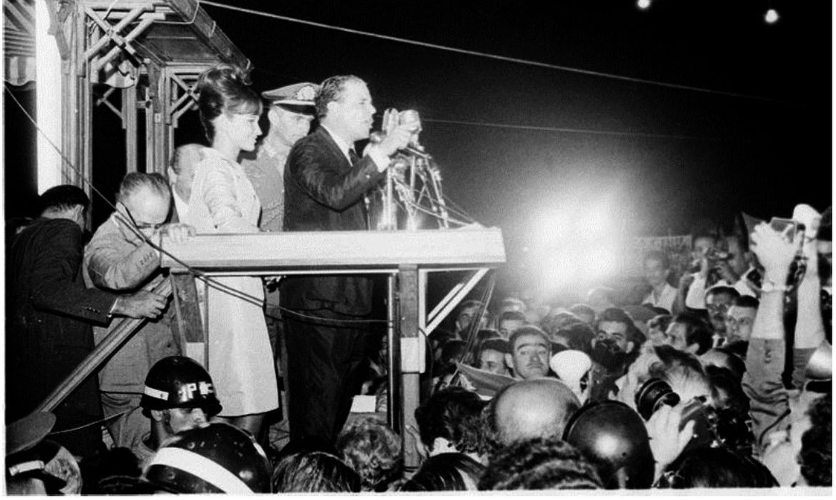 Em 13 de março de 1964, o presidente João Goulart defendeu as reformas de base propostas por seu governo em um grande comício na Central do Brasil, no Rio de Janeiro. - Discurso Jango. Foto: ACERVO LEMAD/USP