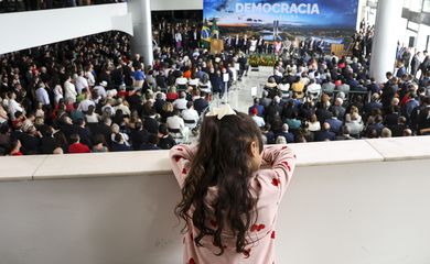 Brasília (DF), 08/01/2025 - O presidente Luiz Inácio Lula da Silva participa de eventos em referência aos episódios antidemocráticos ocorridos em 8 de janeiro de 2023: a reintegração das obras de arte destruídas nos ataques antidemocráticos, a reincorporação ao acervo do palácio o relógio do Século XVII e uma ânfora - tidos como símbolos da dificuldade e delicadeza nos trabalhos de restauração; e o descerramento do painel As Mulatas, que foi vandalizado no mesmo ataque, recuperado e, agora devolvido ao seu local original, o 3º andar do Palácio do Planalto. Foto: Marcelo Camargo/Agência Brasil