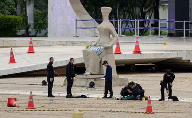 Brasília (DF) 14/11/2024 - Policiais fazem perícia no corpo de Francisco Wanderley Luiz, de 59 anos, em frente ao STF. Segundo a Polícia Civil do DF, Francisco foi autor das explosões ocorridas nesta quarta-feira (13) na Praça dos Três Poderes.
Foto: Fabio Rodrigues-Pozzebom/Agência Brasil