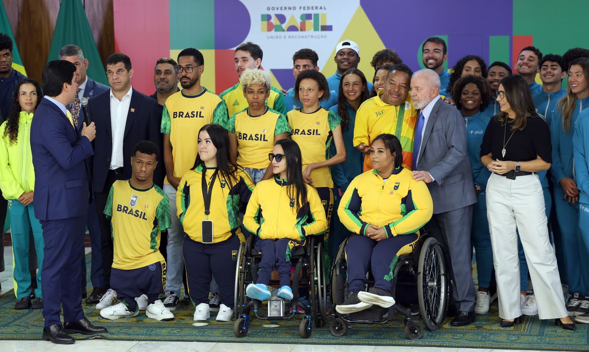 Brasília (DF), 11/07/2024 - O presidente Luiz Inácio Lula da Silva e o ministro do Esporte André Fufuca participam de encontro com atletas paralímpicos e olímpicos brasileiros, no Palácio do Planalto. Foto: José Cruz/Agência Brasil