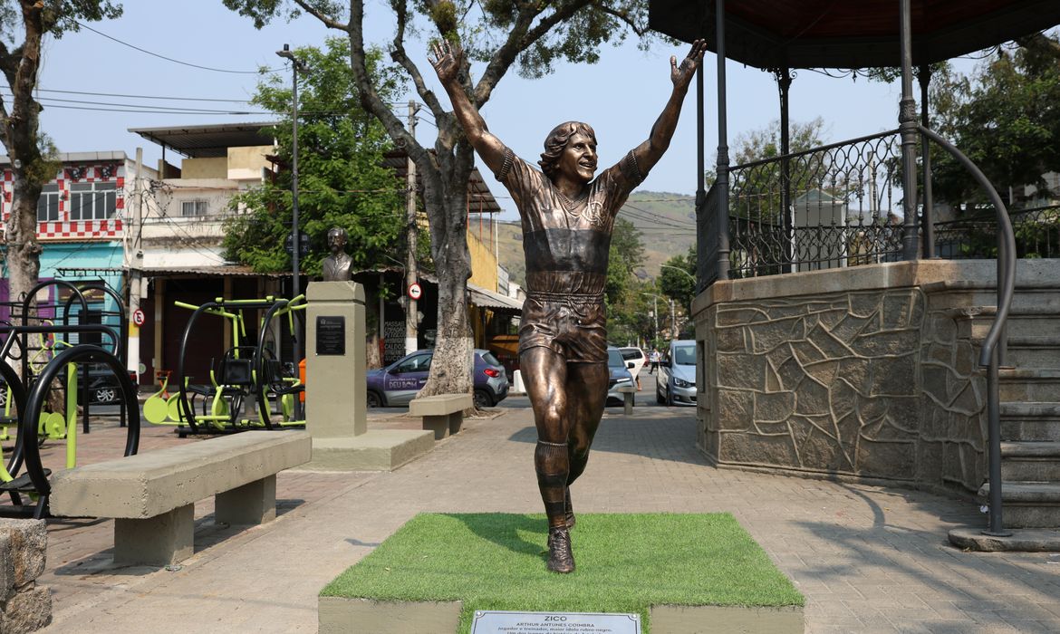 Rio de Janeiro (RJ), 24/08/2024 – Inauguração de estátua em homenagem ao ex-jogador de futebol, Zico, no bairro de Quintino Bocaiúva, na zona norte da capital fluminense. Foto: Tomaz Silva/Agência Brasil