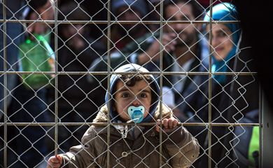 Milhares de refugiados aguardam do lado grego da fronteira com a Macedônia, que no domingo anunciou o bloqueio de suas fronteiras para refugiados afegãos
