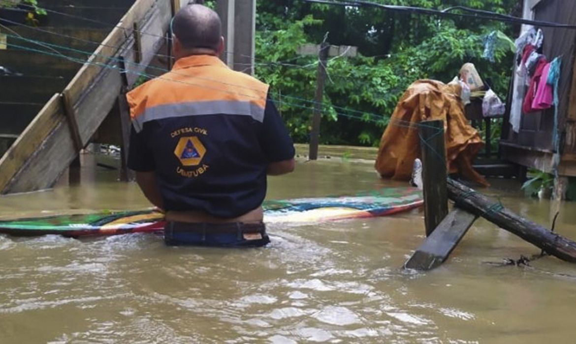 As fortes chuvas que tiveram início no dia 01 de janeiro em Ubatuba causaram estragos no município. 