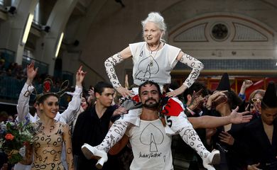 A estilista Vivienne Westwood é carregada após desfilar na London Fashion Week Men em 2017
