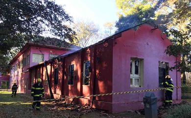 O fogo destruiu um dos espaços do Museu de História Natural e Jardim Botânico da UFMG na manhã desta segunda-feira, 15 de junho
