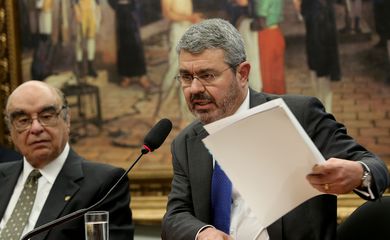 Brasília - O advogado de Temer, Eduardo Carnelós, fala na CCJ da Câmara dos Deputados após leitura do parecer sobre a denúncia contra o presidente Temer e os ministros Eliseu Padilha e Moreira Franco (Wilson Dias/Agência Brasil)