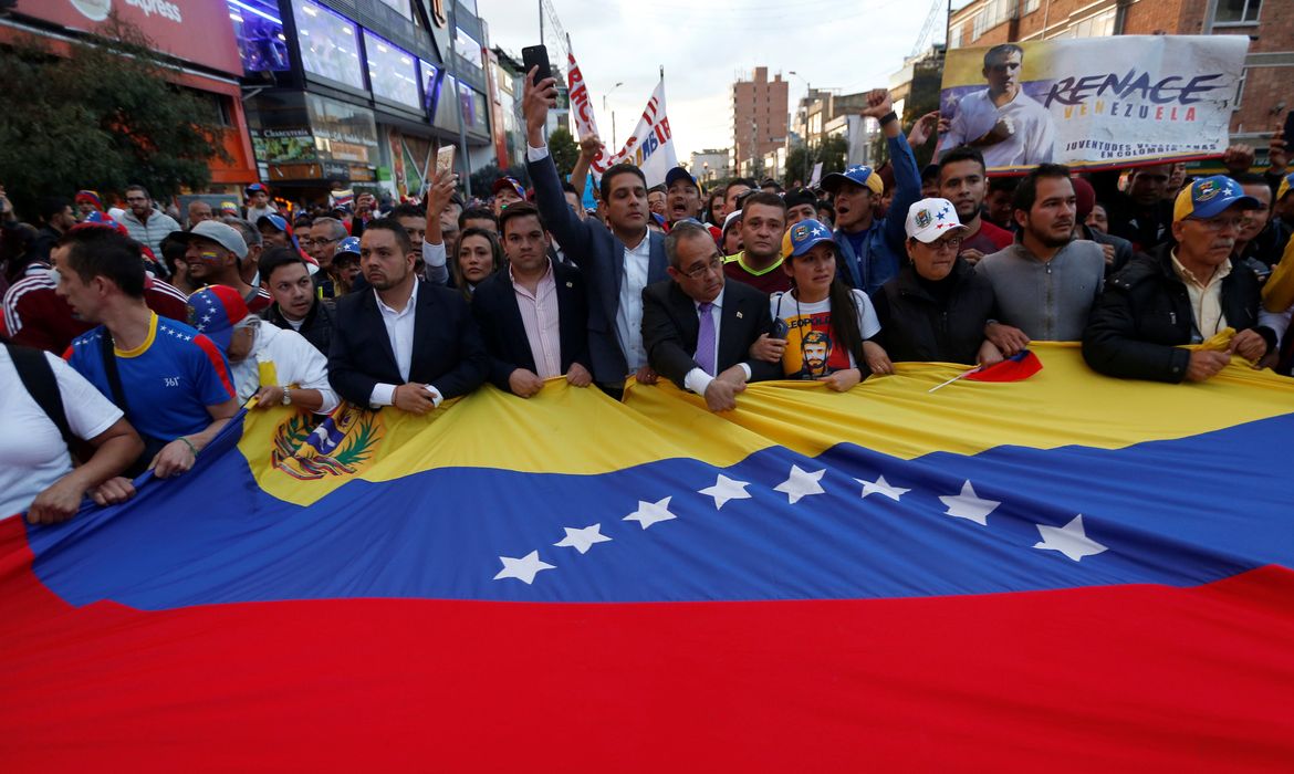 People gather in support of Venezuela's opposition leader Juan Guaido, in Bogota, Colombia January 23, 2019. REUTERS/Luisa Gonzalez