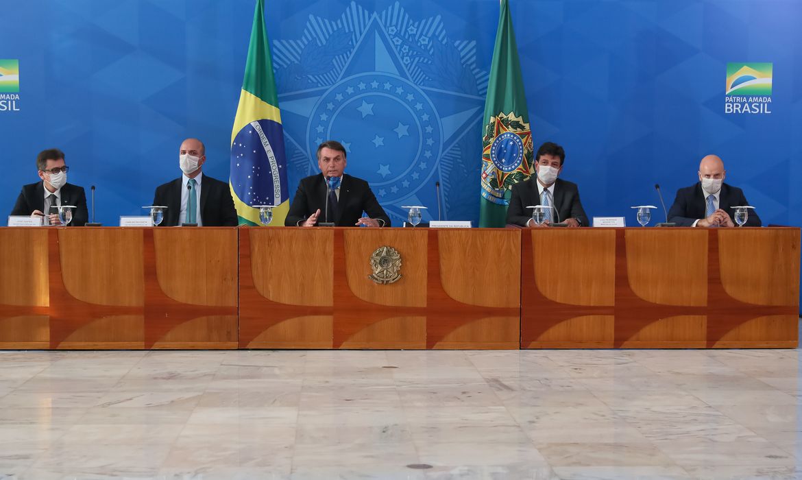 O  Presidente da República, Jair Bolsonaro e o ministro da Saúde, Luiz Henrique Mandetta, durante coletiva à imprensa