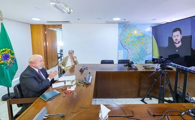 Brasília (DF), 02.03.2023 - Presidente da República, Luiz Inácio Lula da Silva, durante videochamada com o Presidente da Ucrânia, Volodymyr Zelensky, no Palácio do Planalto. Foto: Ricardo Stuckert/PR