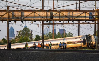 Descarrilamento de um trem de passaeiros da Amtrak, ocorrido na Philadelphia, Pensilvânia