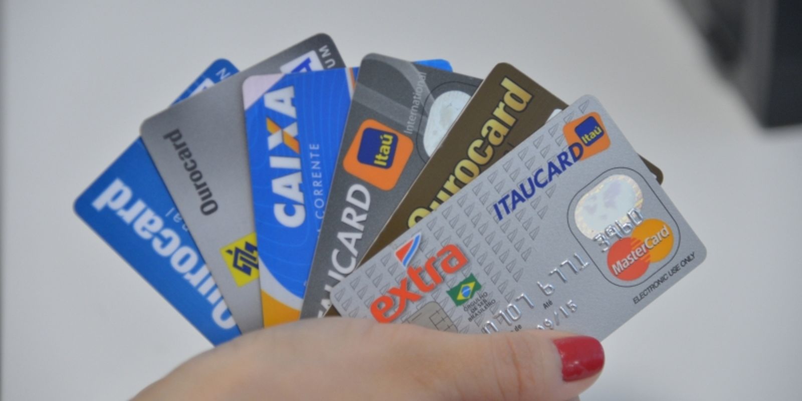 Juros do cartão de crédito e do cheque especial sobem em novembro | Agência Brasil