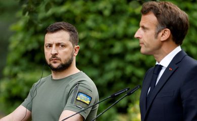 Zelenskiy em foto de arquivo com Macron em Kiev