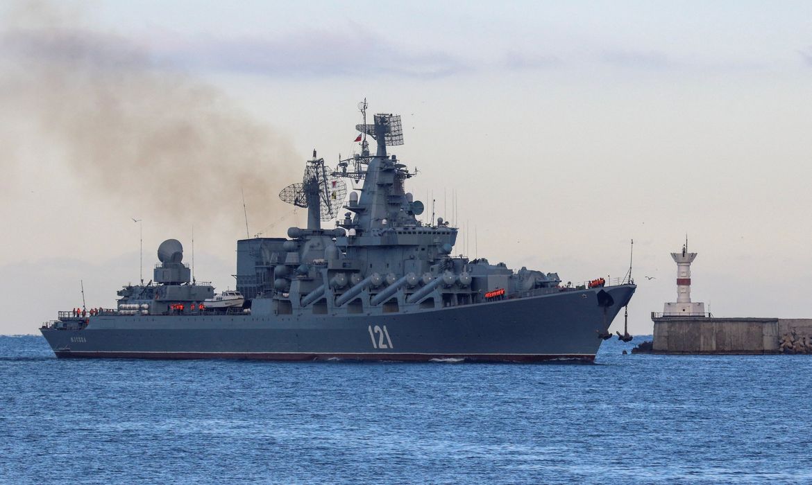 O cruzador Moskva atracado em Sevastopol.