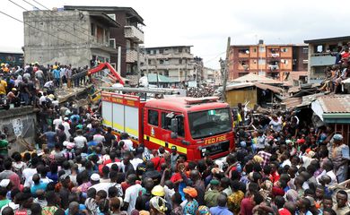 People gather as rescue workers search for survivors at the site of a collapsed building containing a school in Nigeria's commercial capital of Lagos, Nigeria March 13, 2019. REUTERS/Temilade Adelaja
