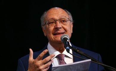 O vice-presidente eleito, Geraldo Alckmin, durante cerimônia de entrega do relatório final da transição de governo e anúncio de novos ministros.