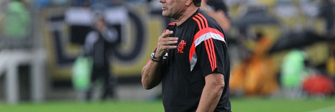 Na estreia de Vanderlei Luxemburgo como técnico, o Flamengo venceu o Botafogo e saiu da lanterna do campeonato