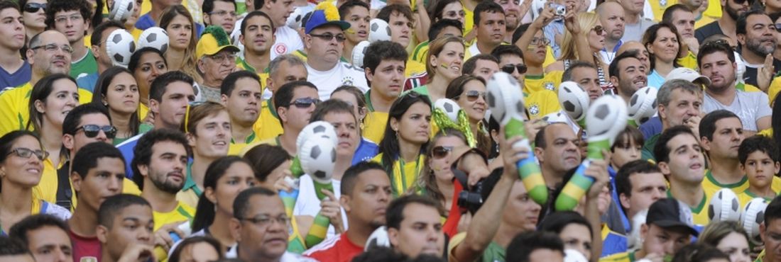 Torcedores lotam o Maracanã para ver Brasil 2 x 2 Inglaterra
