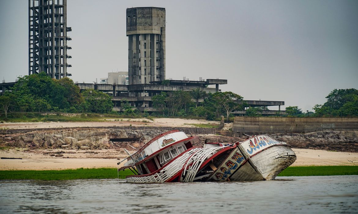 Manaus (AM), 22/11/2023, Embarcações encalhados devido ao nível baixo do rio Igarapé Tarumã-açu, na maior seca em 121 anos que Manaus vem sofrendo. Foto: Rafa Neddermeyer/Agência Brasil